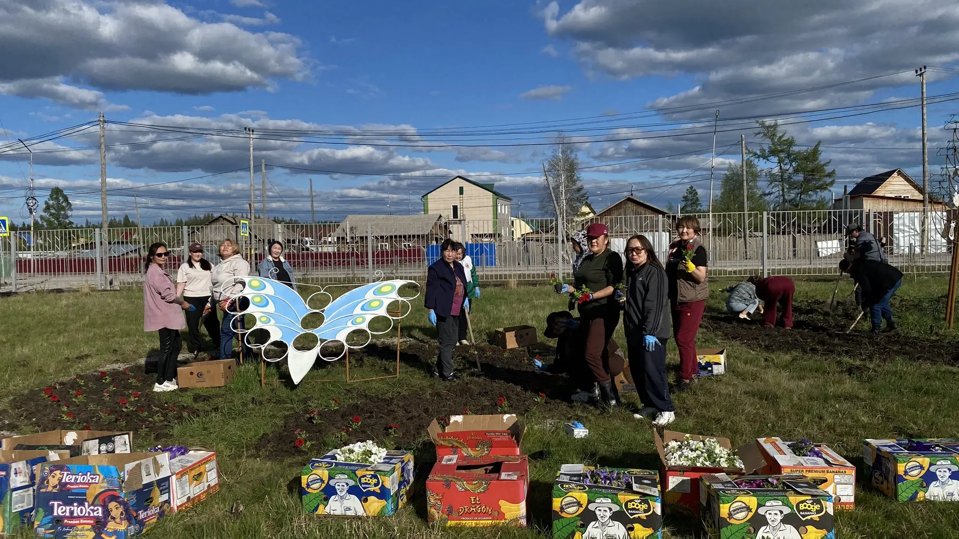🌿 Субботник по-взрослому: цветочная перезагрузка.

Сегодня наши замечательные учителя и техперсонал