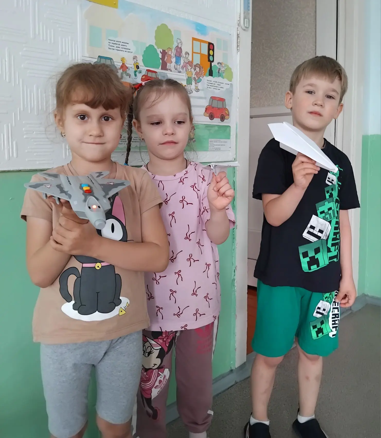 Оказывается, сегодня — 2 июня — День пускания самолётиков! 🎉

Утром в нашу группу пришла воспитател