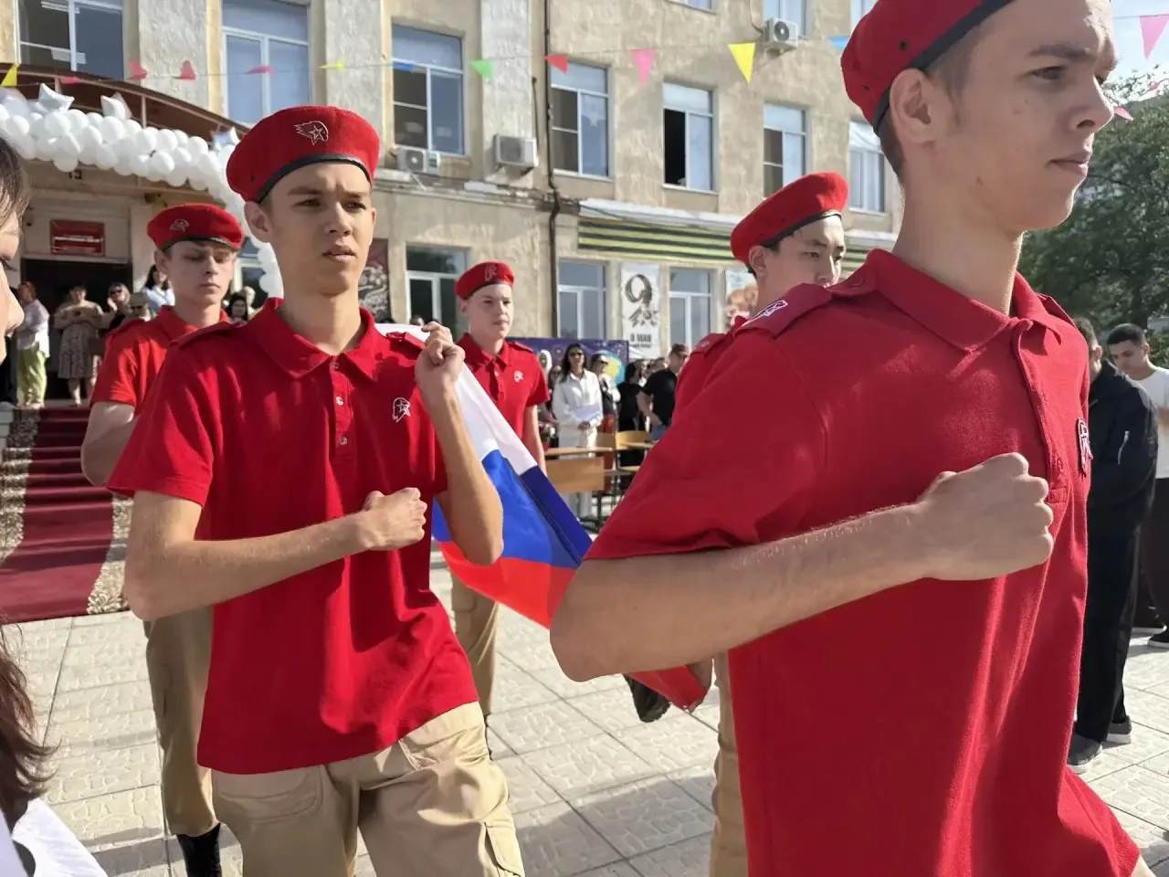 Вчера в школе прозвенел Последний звонок. Традиционная линейка собрала вместе 4-е, 9-е и 11-е классы