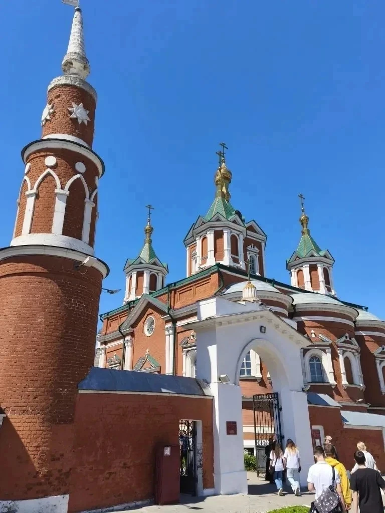 🥨 Школьная поездка в Коломну: древность, легенды и горячие калачи 🏛️✨
Ребята из 8А и 8Б 
классов н