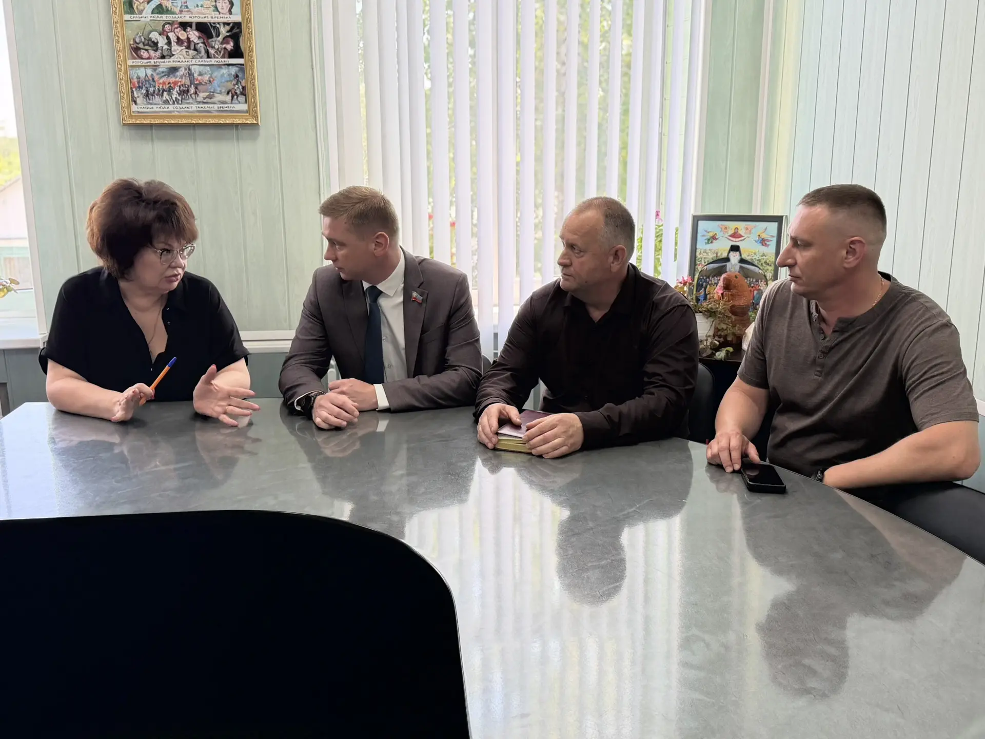 В качестве координатора партийного проекта «Предпринимательство» в ЛНР  встретился с Главой округа М