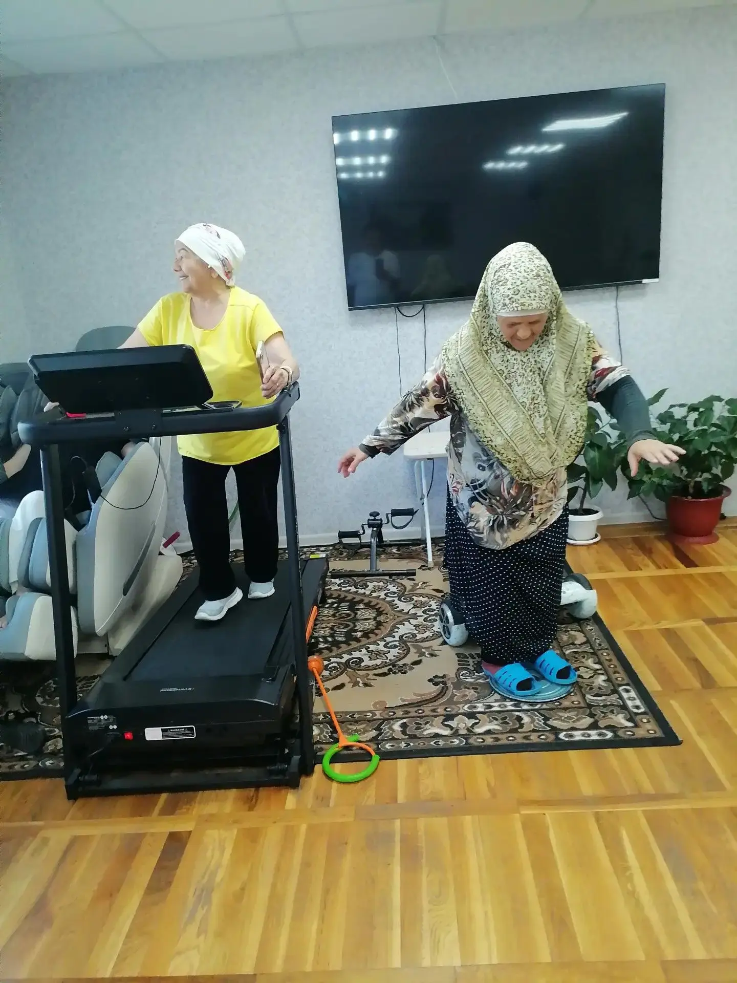 Движение — жизнь: занятия по адаптивной физкультуре

В отделении дневного пребывания пожилых людей и