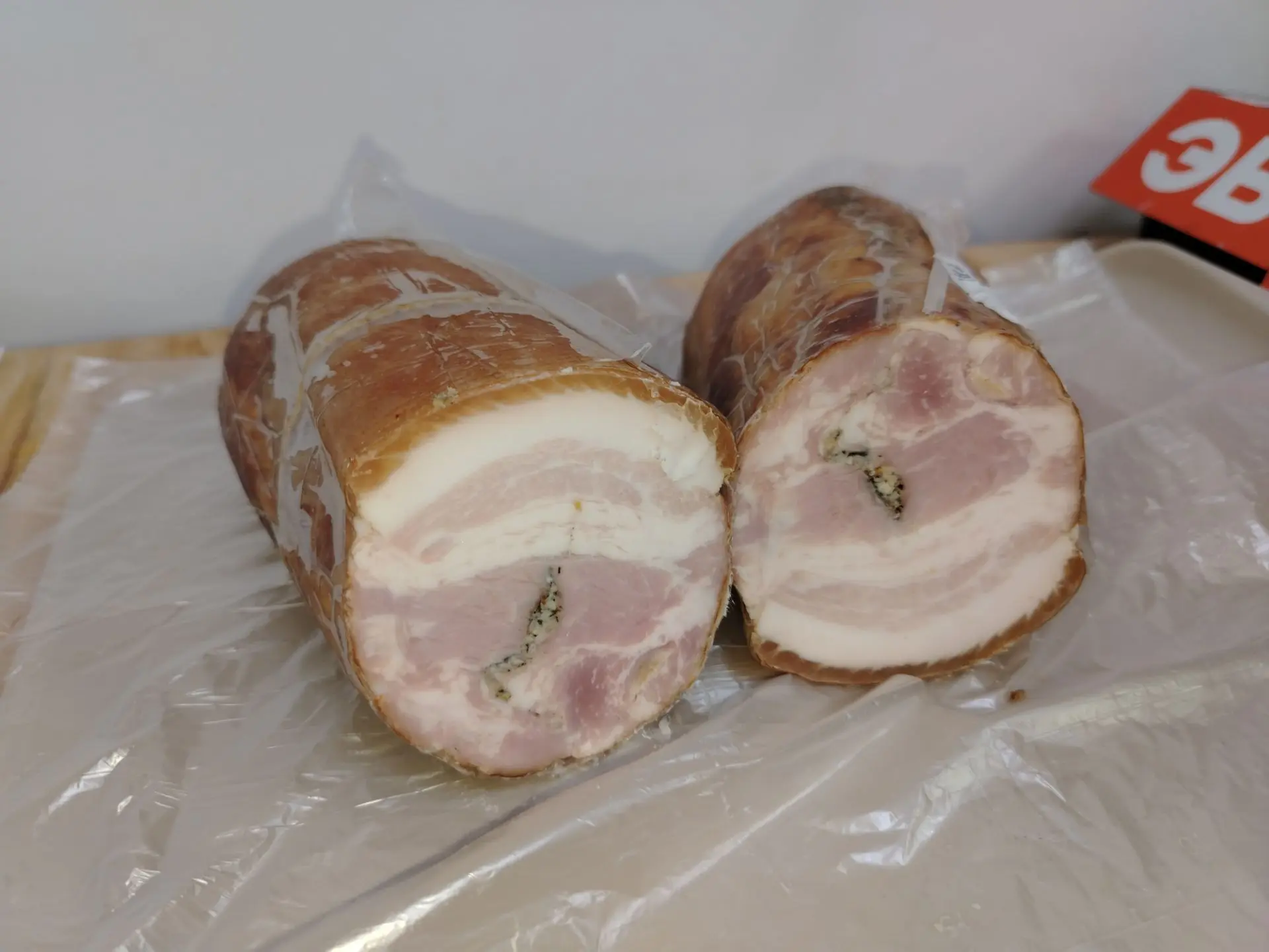 Рулет из грудинки бескостный с чесноком в/к, очень вкусный не колотый жидкостью химозной  для увелич