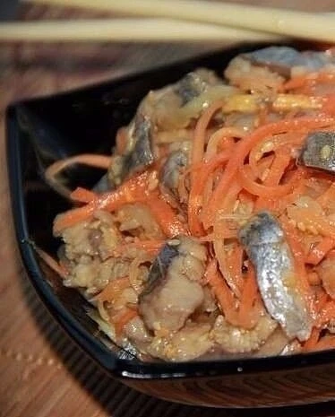 Невероятно вкусный и проверенный рецепт. Пальчики оближешь!🥰🎄

СЕЛЁДКА "ХЕ" 😋🐟

ИНГРЕДИЕНТЫ:
- с
