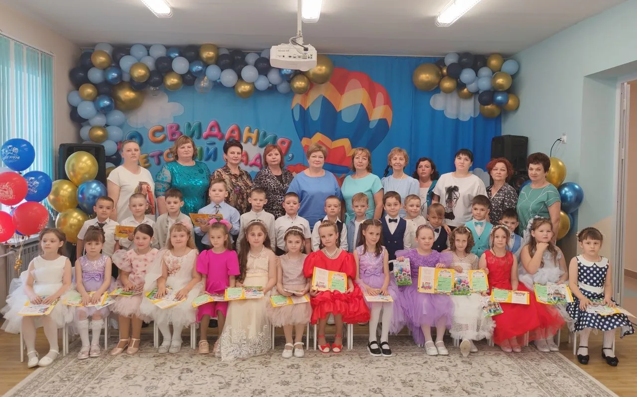 Ах, сколько раз в просторном зале
Мы с вами праздники встречали!
Но этот ждали столько лет!
И вот на