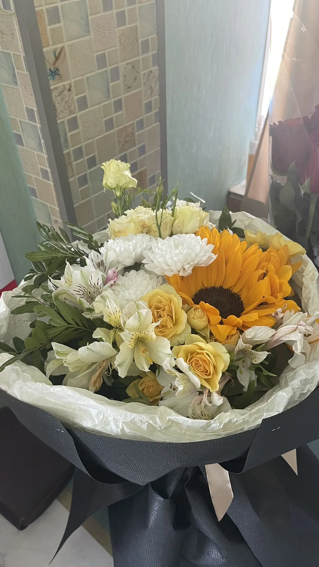 Вчера принимала поздравления 🥰🥰🥰

Море цветов, а я так люблю цветы, ну, очень красиво ❤️❤️❤️