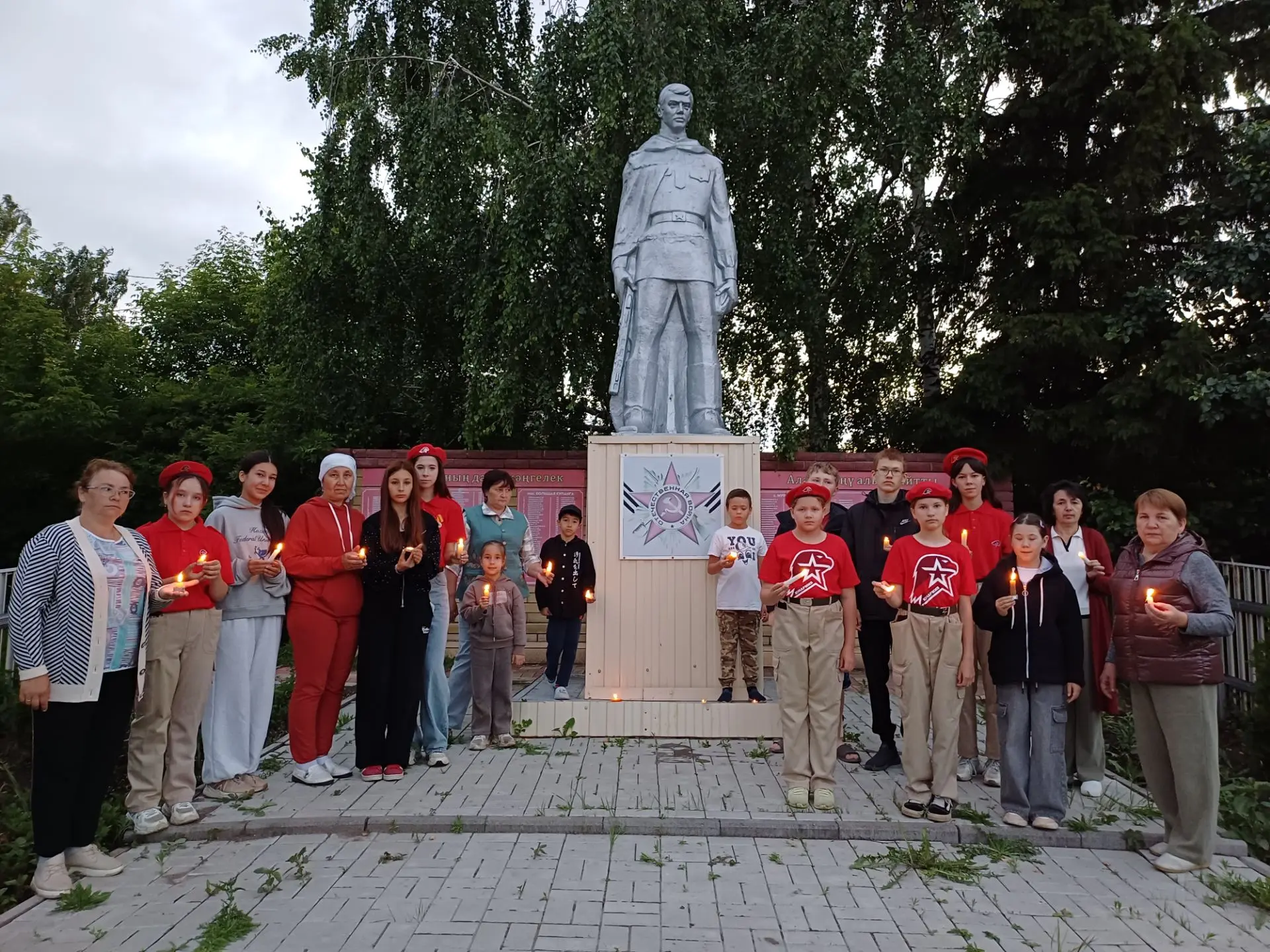 Свеча Памяти/Хәтер шәме
Хәтер һәм кайгы көненә багышлап авылыбыз уртасында сугышта һәлак булганнар и