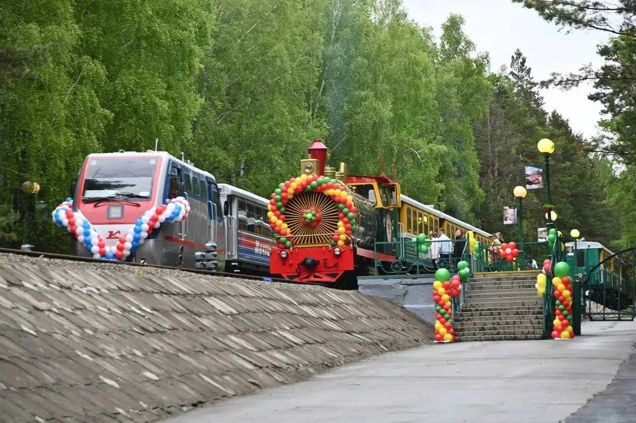 🚂🌲 Поезда через сосновый бор и детские машинисты: сезон Детской железной дороги открыт в Новосибир