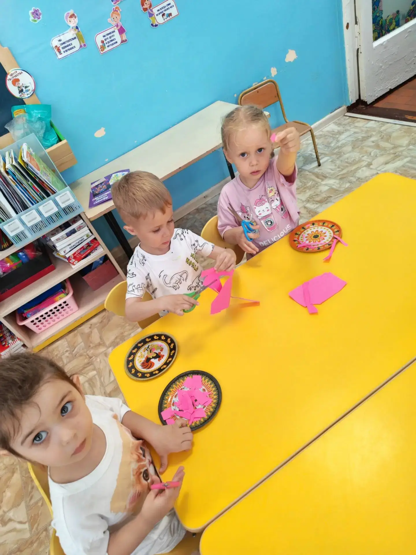 Сегодня ребята 2 младшей Б группы "Любознайки" выполнили коллективную работу по аппликации:
🍓 "Ягод