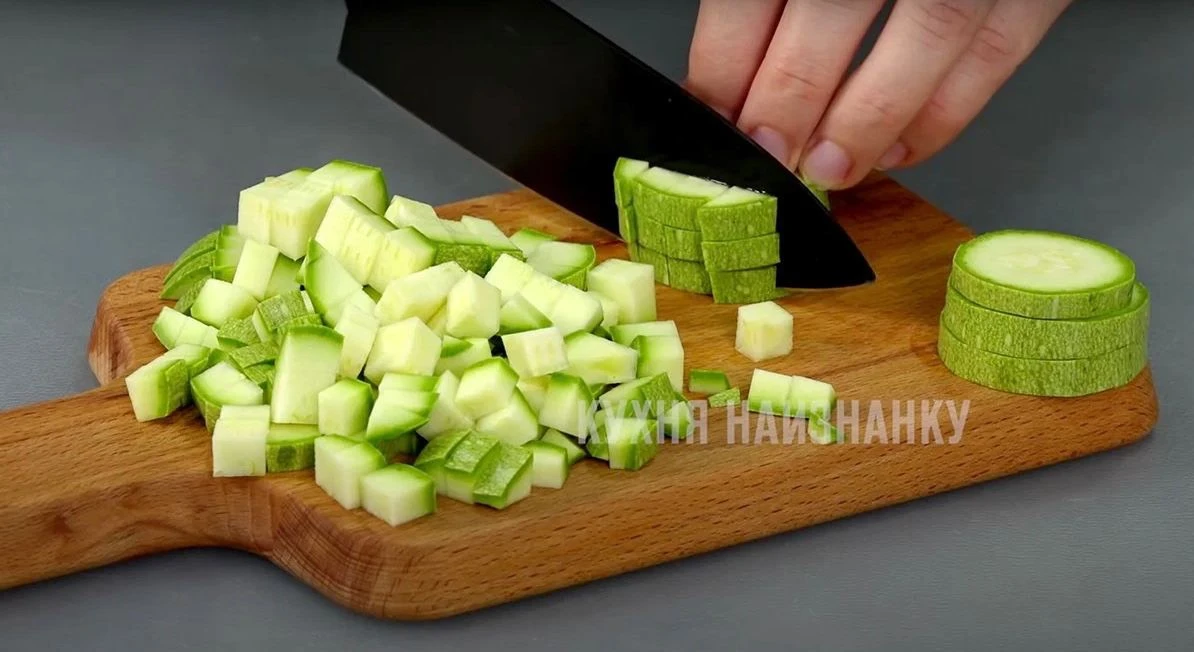Очень вкусная закуска с обычными кабачками

Эта закуска появилась в нашем меню после посещения ресто