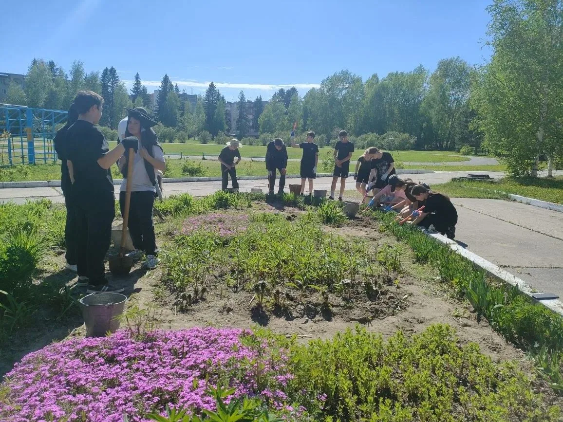 🌿 Практика в разгаре: обучающиеся школы создают красоту своими руками
Школьный двор превращается в 