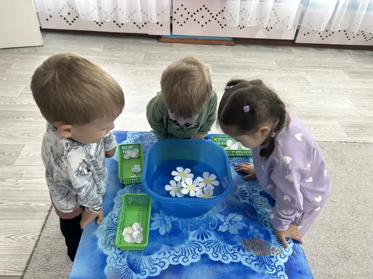 Экспериментальная деятельность в средней группе «Пчёлки» "Распускающиеся ромашки в воде."🪷🪷🪷

Я о
