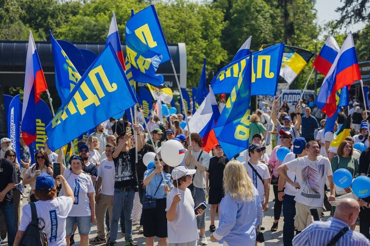 Настоящий патриотизм — это не салюты, а служение людям. Именно с таким посылом ЛДПР провела митинг в