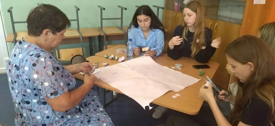 В пришкольном лагере прошёл мастер‑класс по созданию розы из фоамирана. Ребята познакомились с этим 