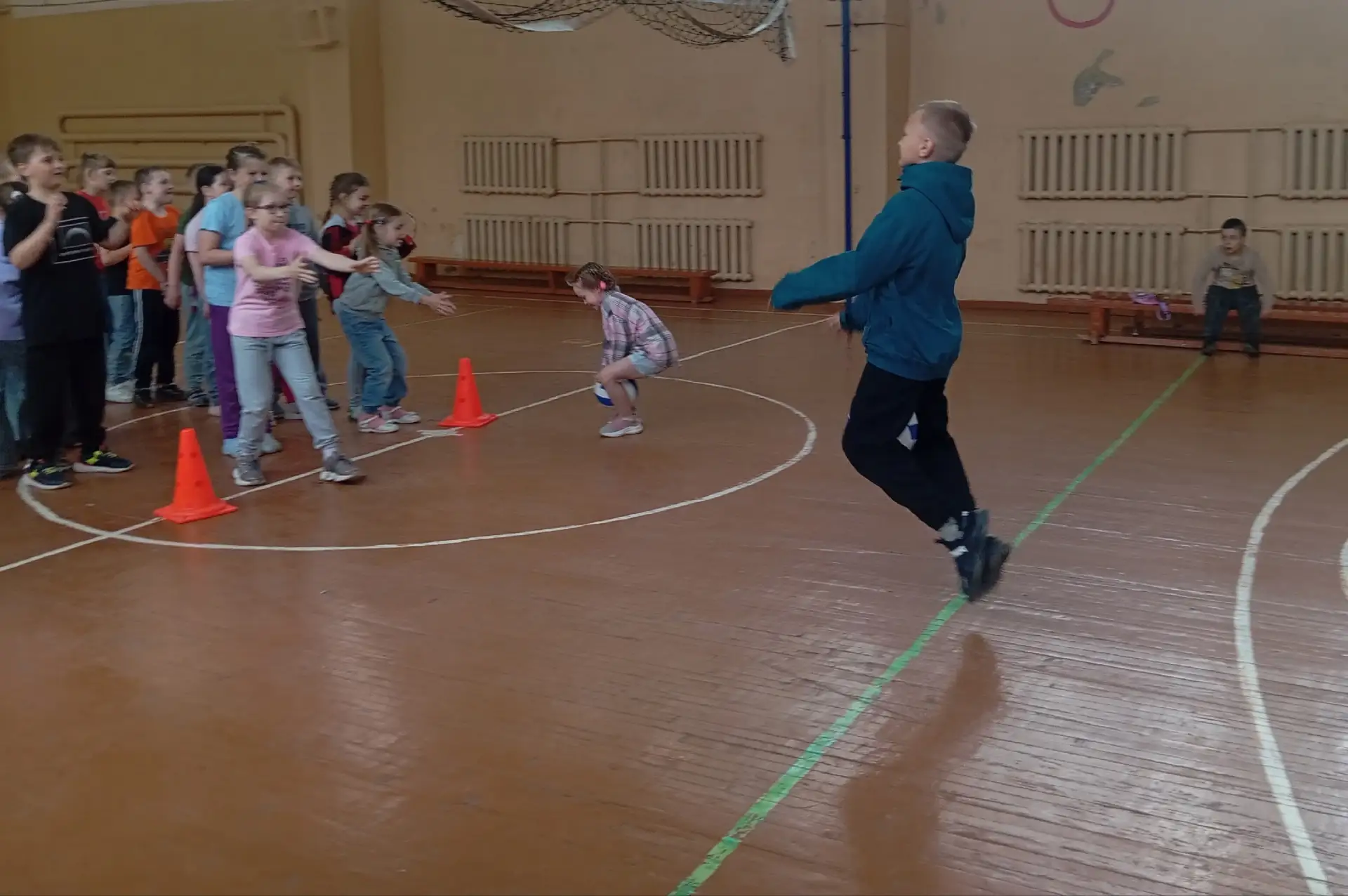 Сегодня спортивное мероприятие "Мой весёлый, звонкий мяч"проходило в форме состязания между тремя ко
