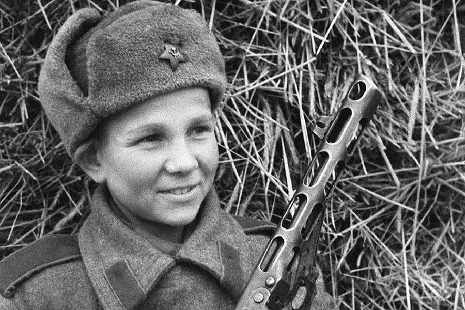 http://деньпамяти.рф
Меня война в себя впитала
Роберт Рождественский. Давнее.
Я, как блиндаж партиза