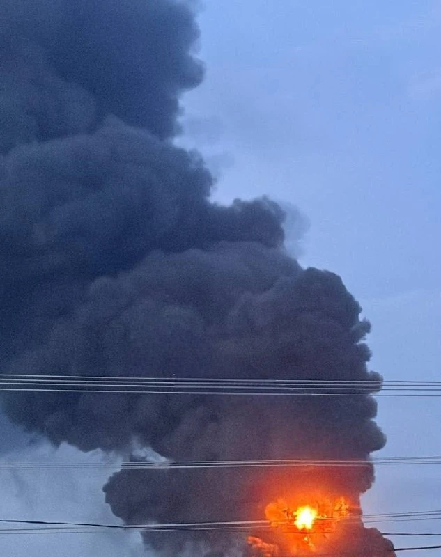 ❗️Сильный пожар возник в Херсоне после ударов авиабомбами