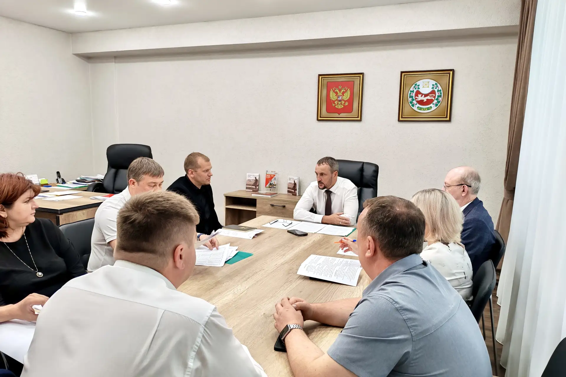 В МинЖКХ Хакасии обсудили строительство дома для переселенцев в Черногорске

Провел рабочее совещани