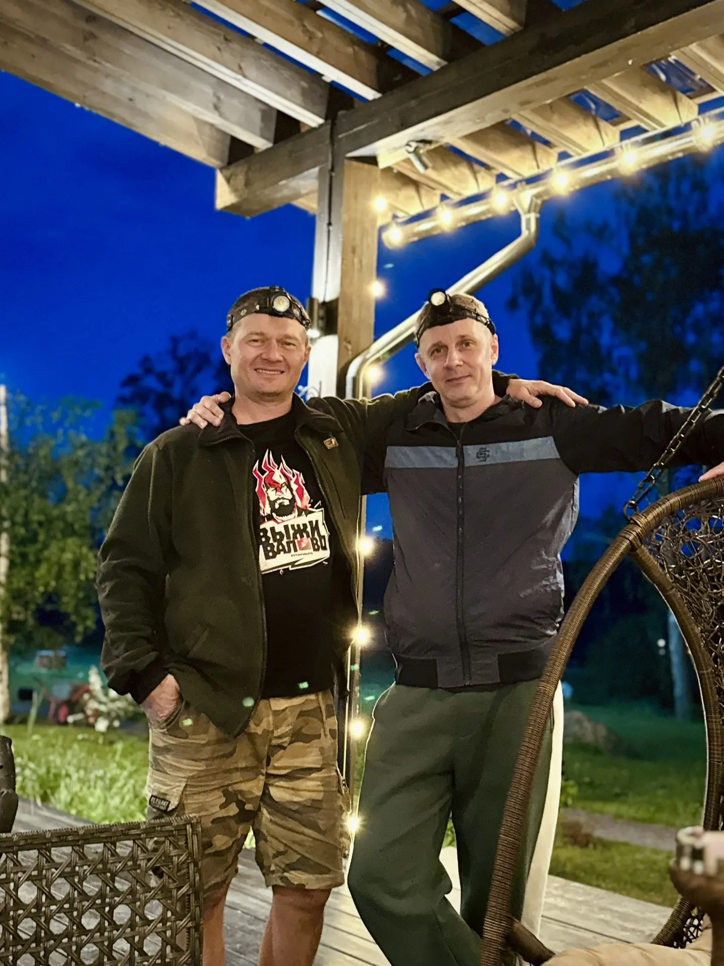 На выходных встретился с Валерой, другом детства. Удивительно, но и спустя столько лет, за разговоро