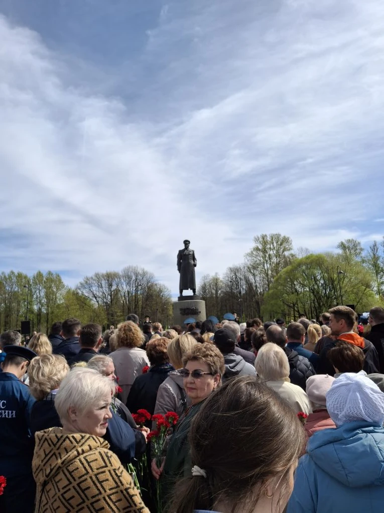 Парк Победы

Вот она — молодая награда
За суровые дни и труды!
Мы, былые бойцы Ленинграда,
В честь п