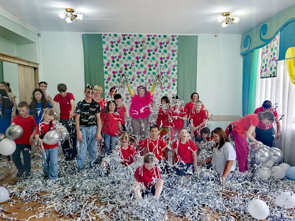 Смелый Орлёнок вперёд гляди, 
Дорогой добра всегда иди! 

Прощаемся с летним оздоровительным лагерем
