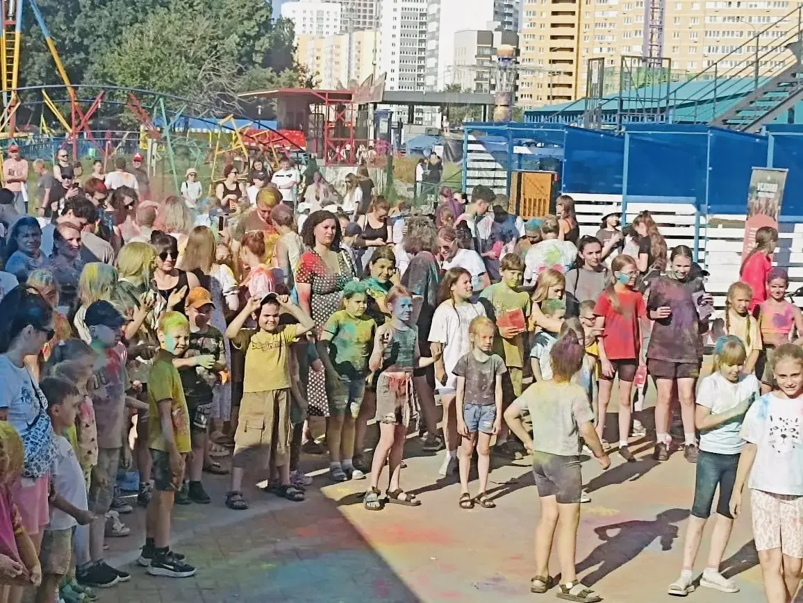 🎨 Вчера у площадки Метеора случилось настоящее чудо — на пару часов весь мир стал абсолютно цветным