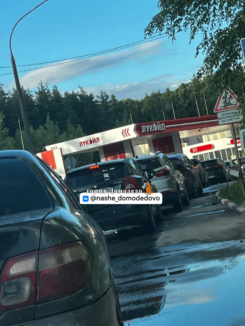 Тем временем на заправки Лукойл. Подписчики сообщают, что на Роснефть (за Солис) закрыта. На Стинвес