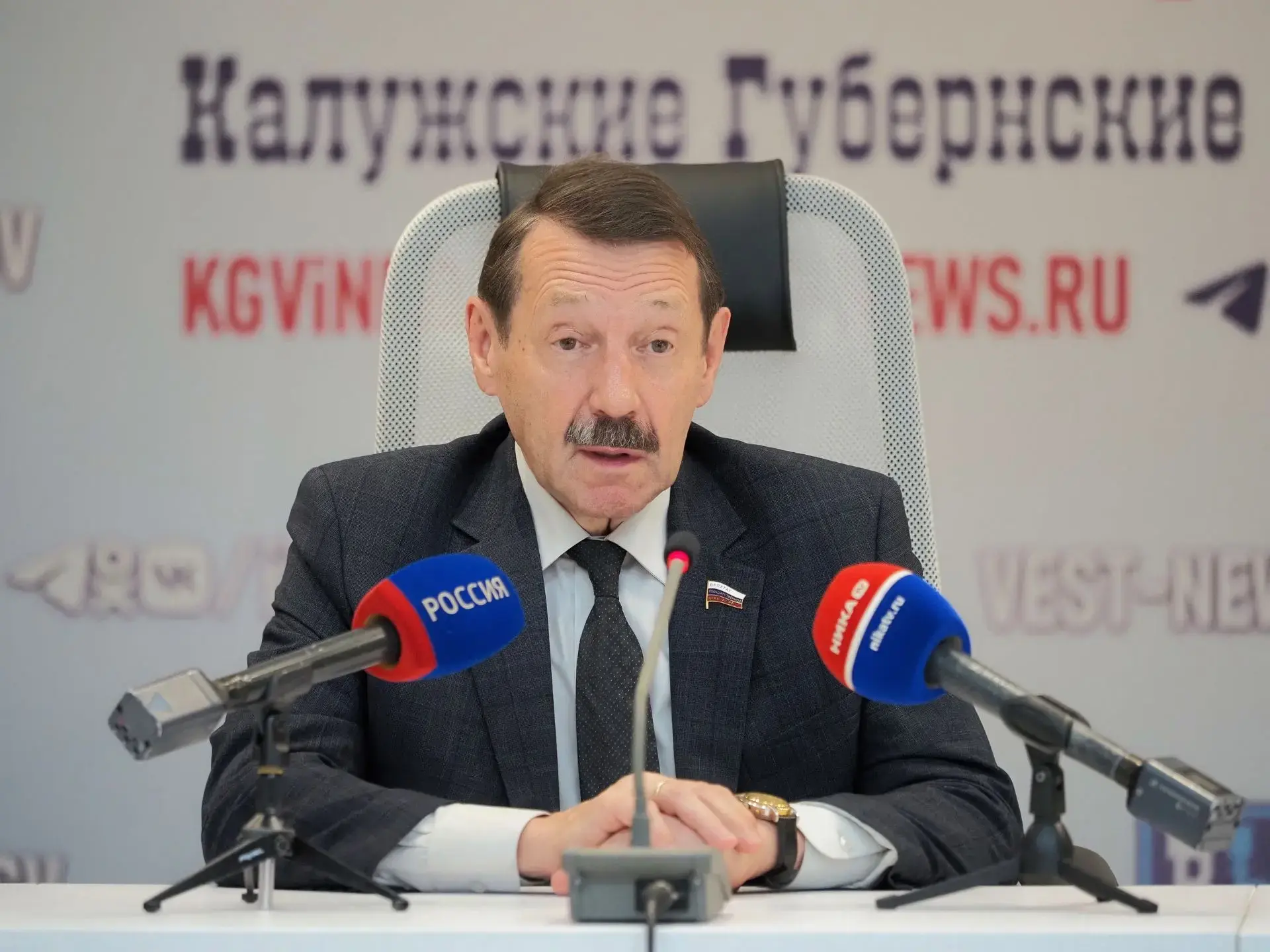 Президент подписал указ о поддержке учителей: от статуса ветерана труда до защиты от перегрузок

Вве