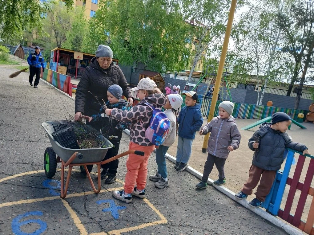 🌿 Наш трудовой десант: чистота и порядок своими руками!


Сегодня в нашем детском саду прошёл насто