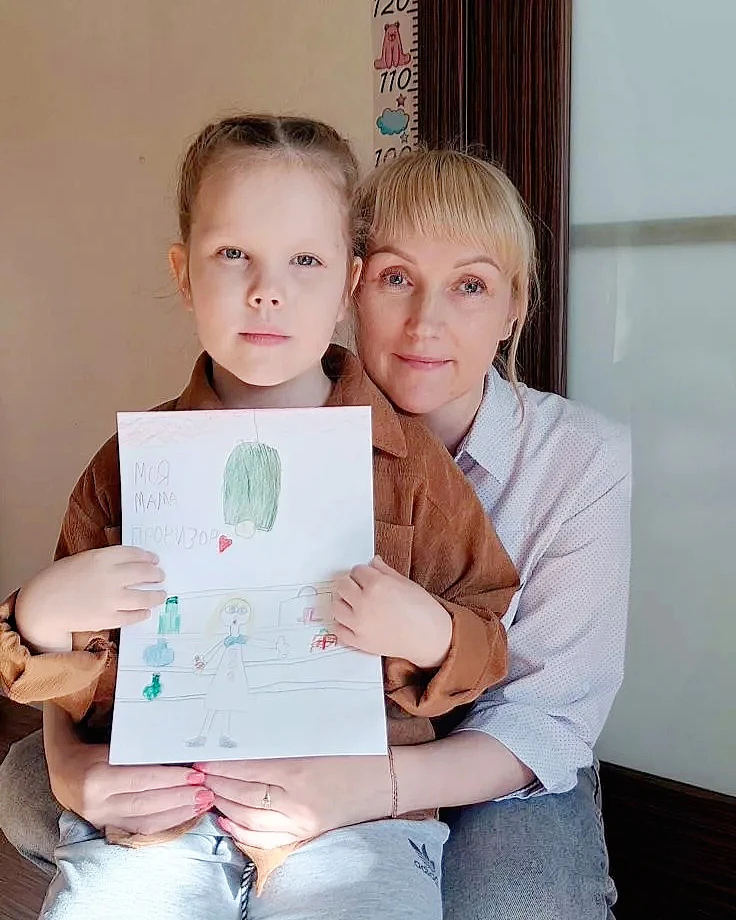 Ульяне Шихалевой 6 лет. Она нарисовала маму, провизора Надежду Оносову.  Почему 2 фото?  🤗 не смогл