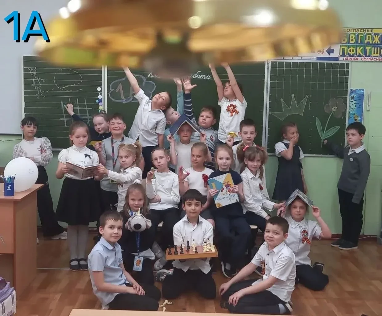 1А 👍  1Б ❤️  
2А ✅  2Б 💯