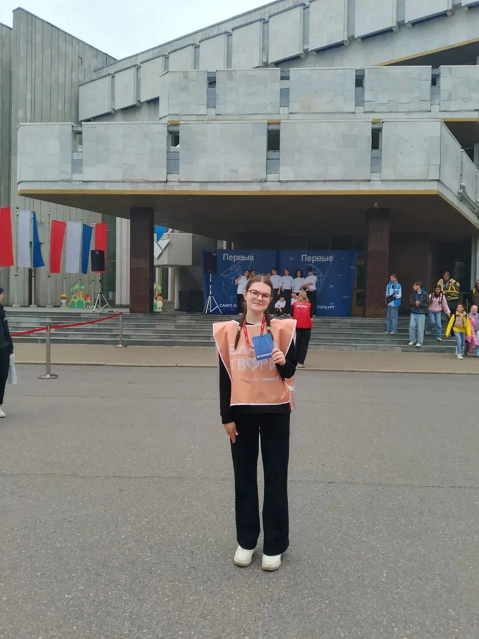 Лето - отличная возможность получить волонтерские часы! 

Волонтер школы Полина Виноградова приняла 