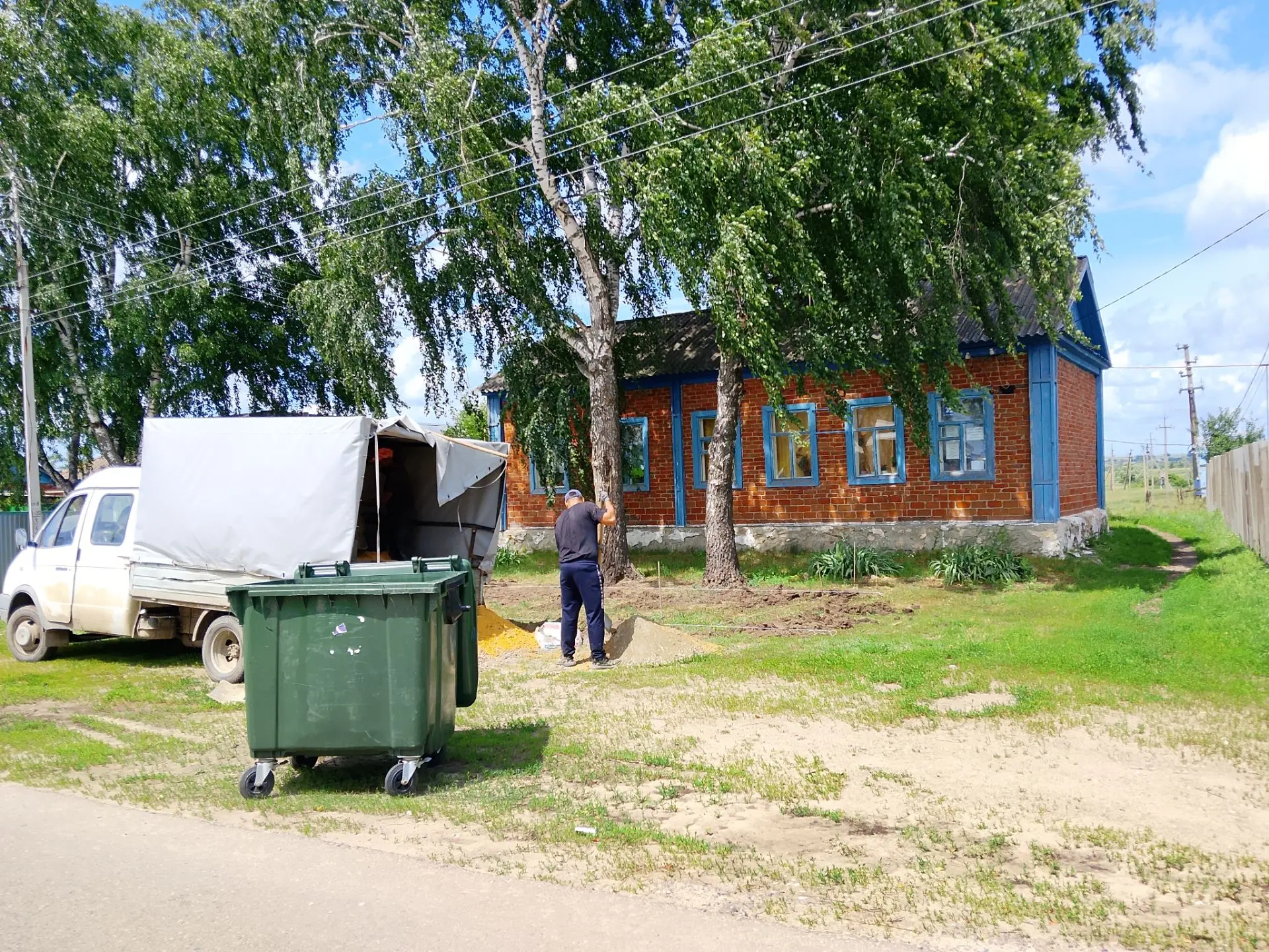 В с. Барановка начали облагораживать зону отдыха рядом с библиотекой. Скоро там установят фонари, ск