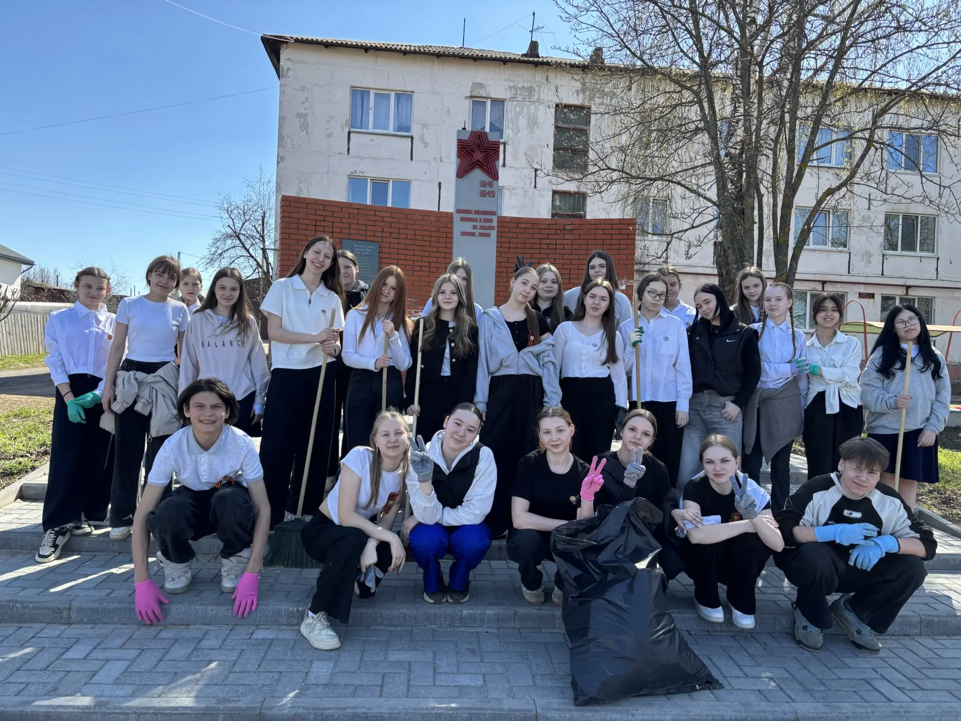 МИР, ТРУД, МАЙ🕊️ 

🍃В преддверии 8 и 9 мая, когда у памятника «Солдату-земляку, павшему в боях за 