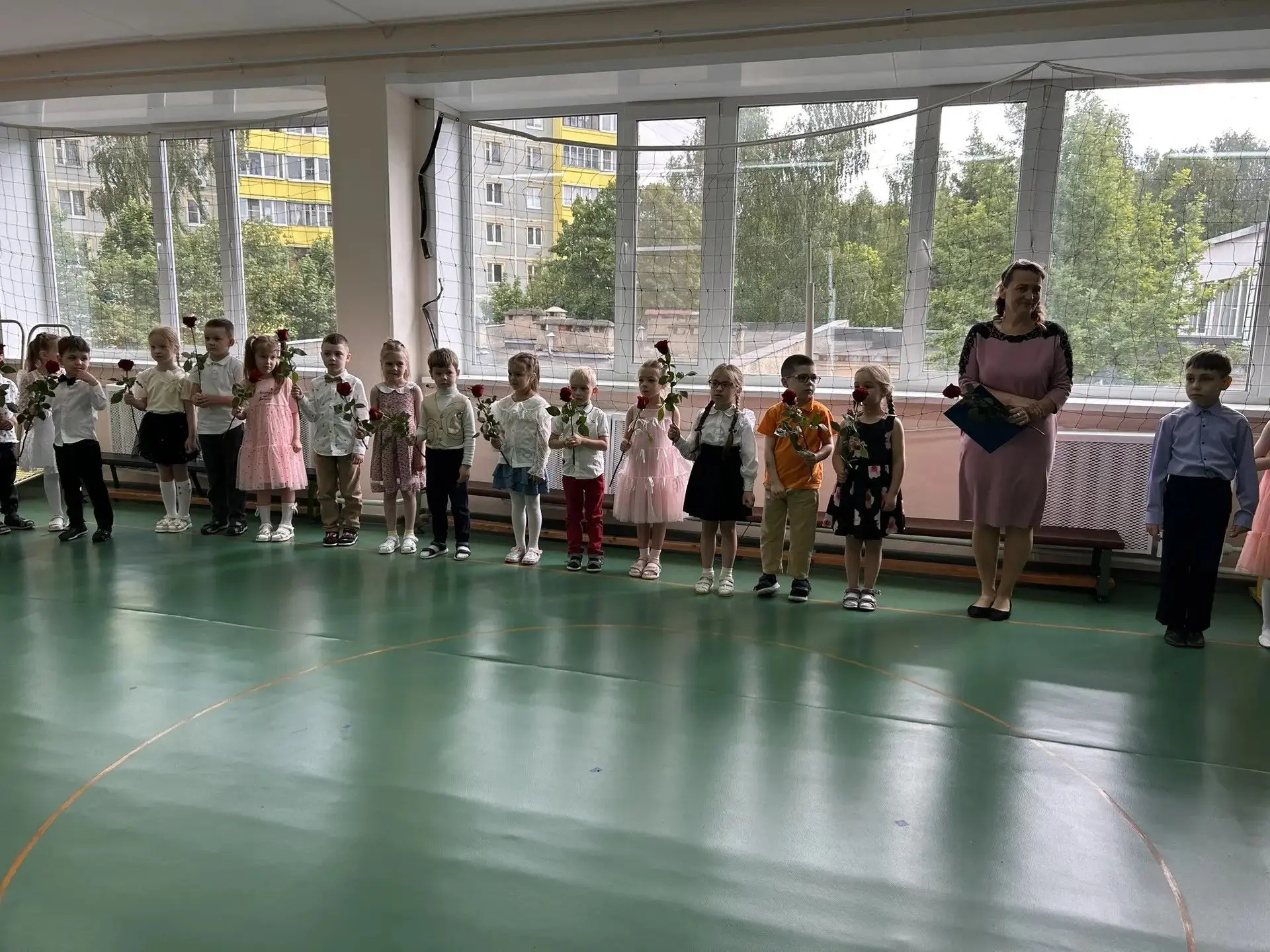 🌼 Малыши поздравляют выпускников: добрая традиция нашего детского сада! 🌼 
В нашем детском саду ес