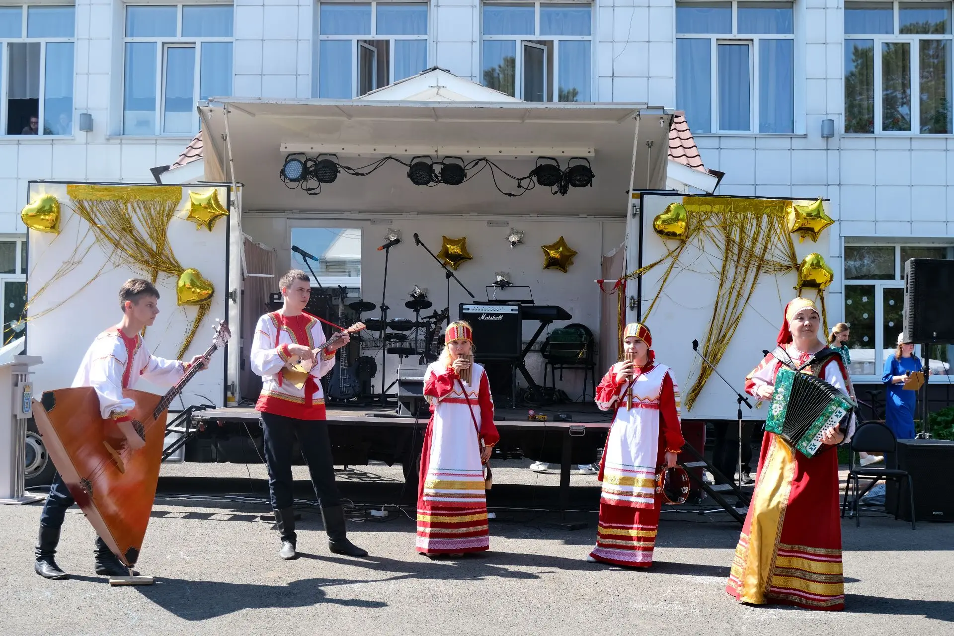 06.06.2026 учащиеся фольклорного инструментального ансамбля "Потешки" и образцового хореографическог