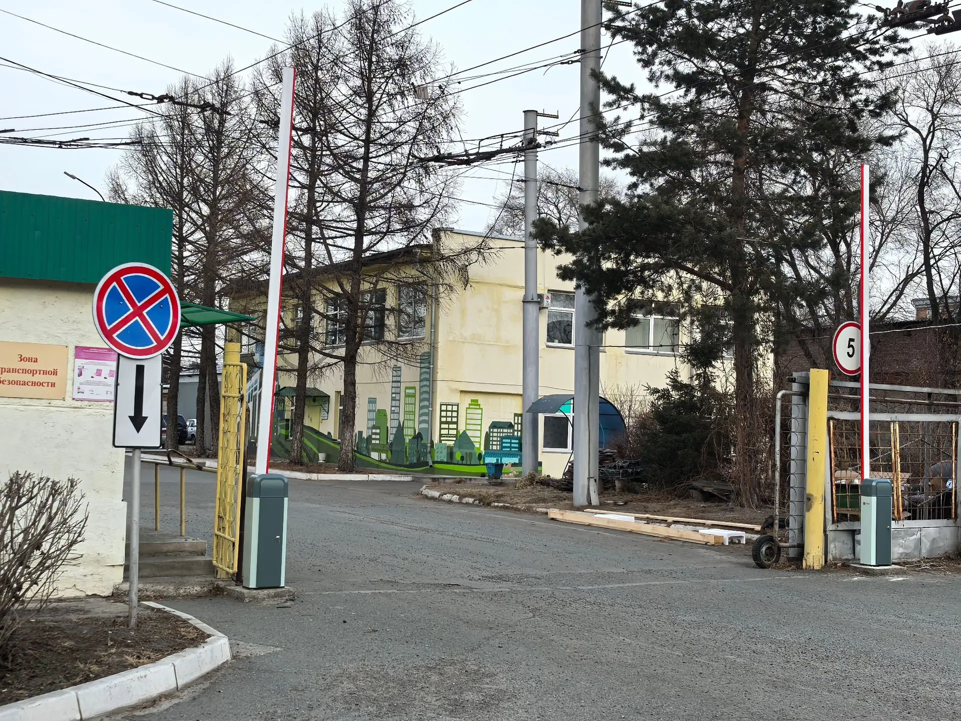В целях обеспечения безопасности на объектах транспортной инфраструктуры и для ограничения доступа п