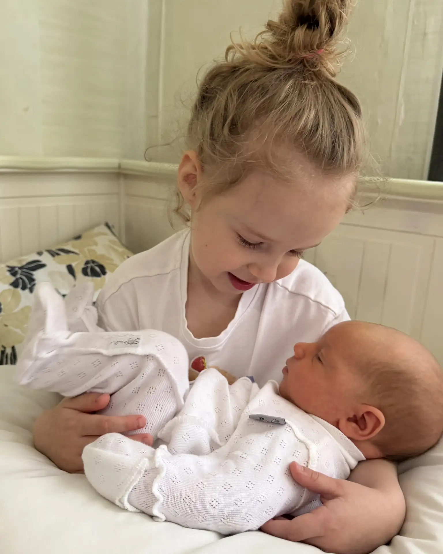 Наболело…

С рождением второго ребенка все сталкиваются с трудностями… ревность, тревога, срывы…

По