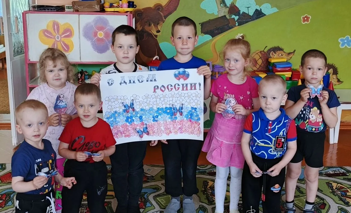 🇷🇺Сегодня воспитанники нашей дошкольной группы выполняли коллективную аппликацию ко Дню России!🇷�