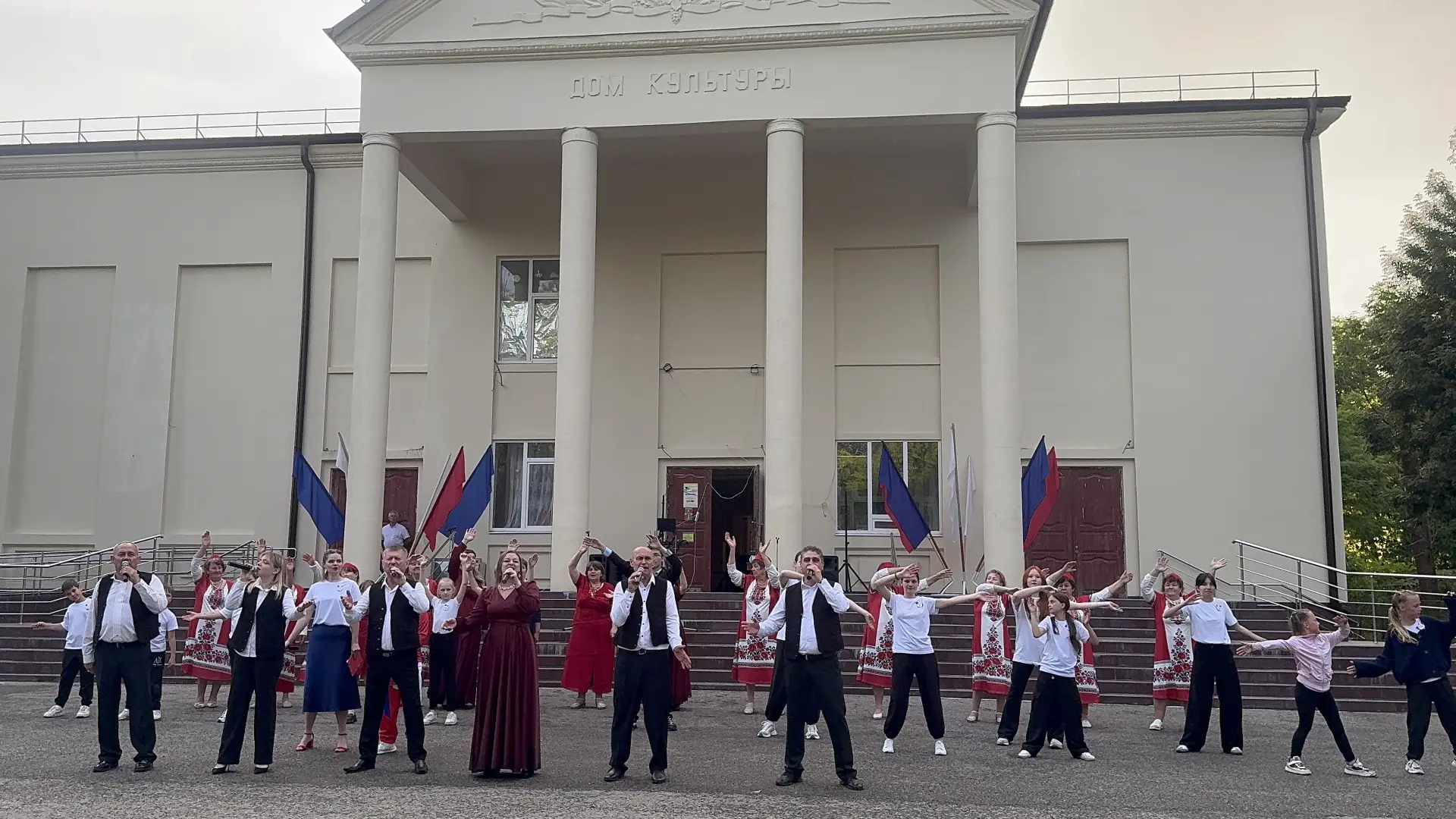 ☔️Концерт под дождем! 🌧️

💫Сегодня в честь празднования Дня России на площади Дома культуры состоя