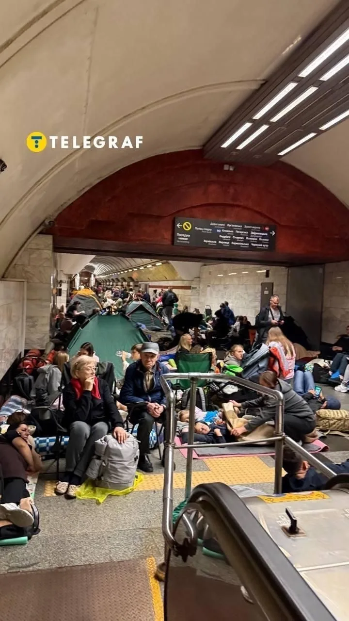 Жизнь при Зеленском. 

Киевское метро этой ночью на некоторых станциях все места уже заняты. Люди сп