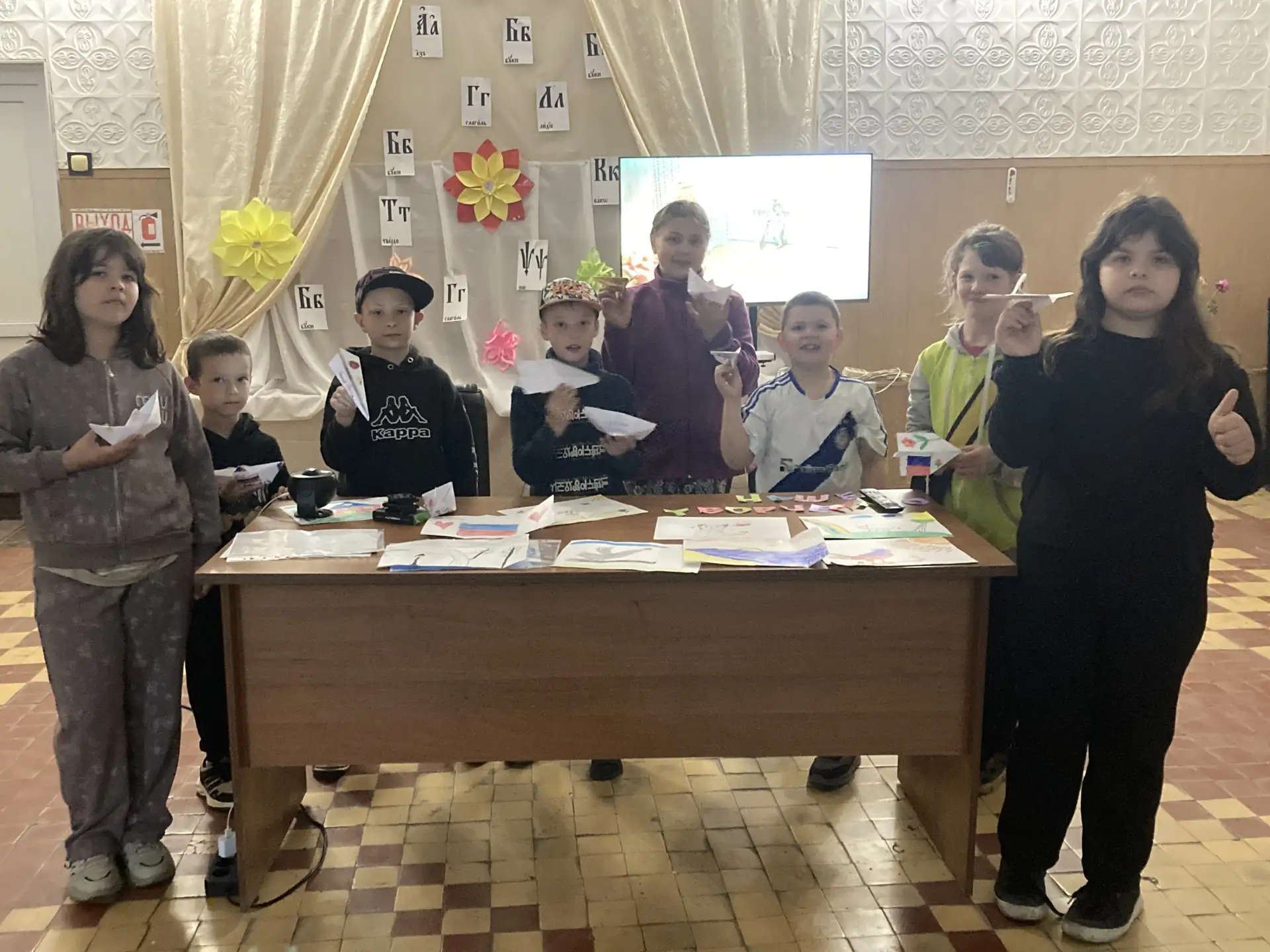 Пятый день лета - спортивно-творческий ))) Порисовали, размялись вместе с капитаном Крабом, оформили