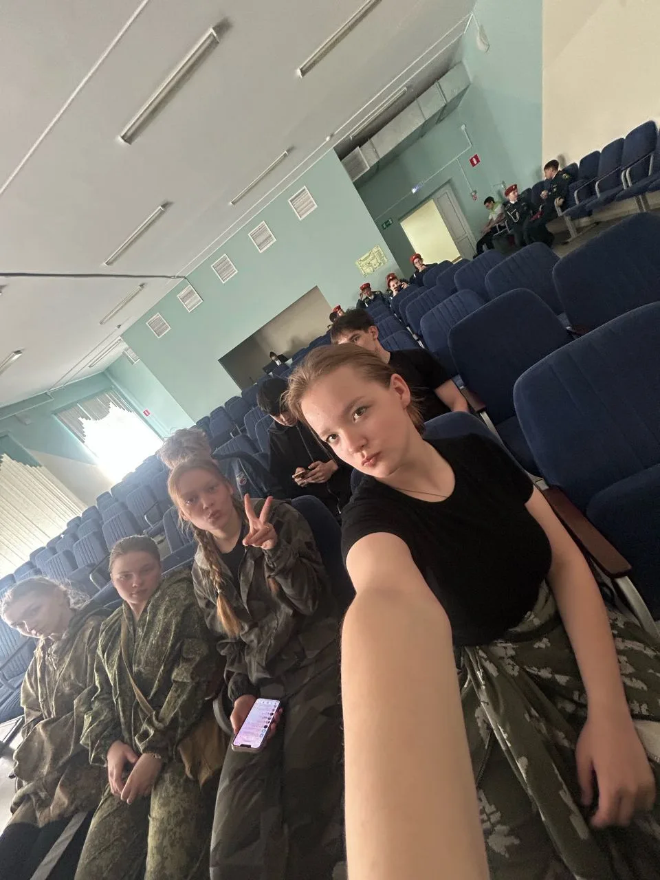 На небольшом перерыве на фильм! Уже отмаршировали, пробежали кросс, экстремальное выживание, тактиче