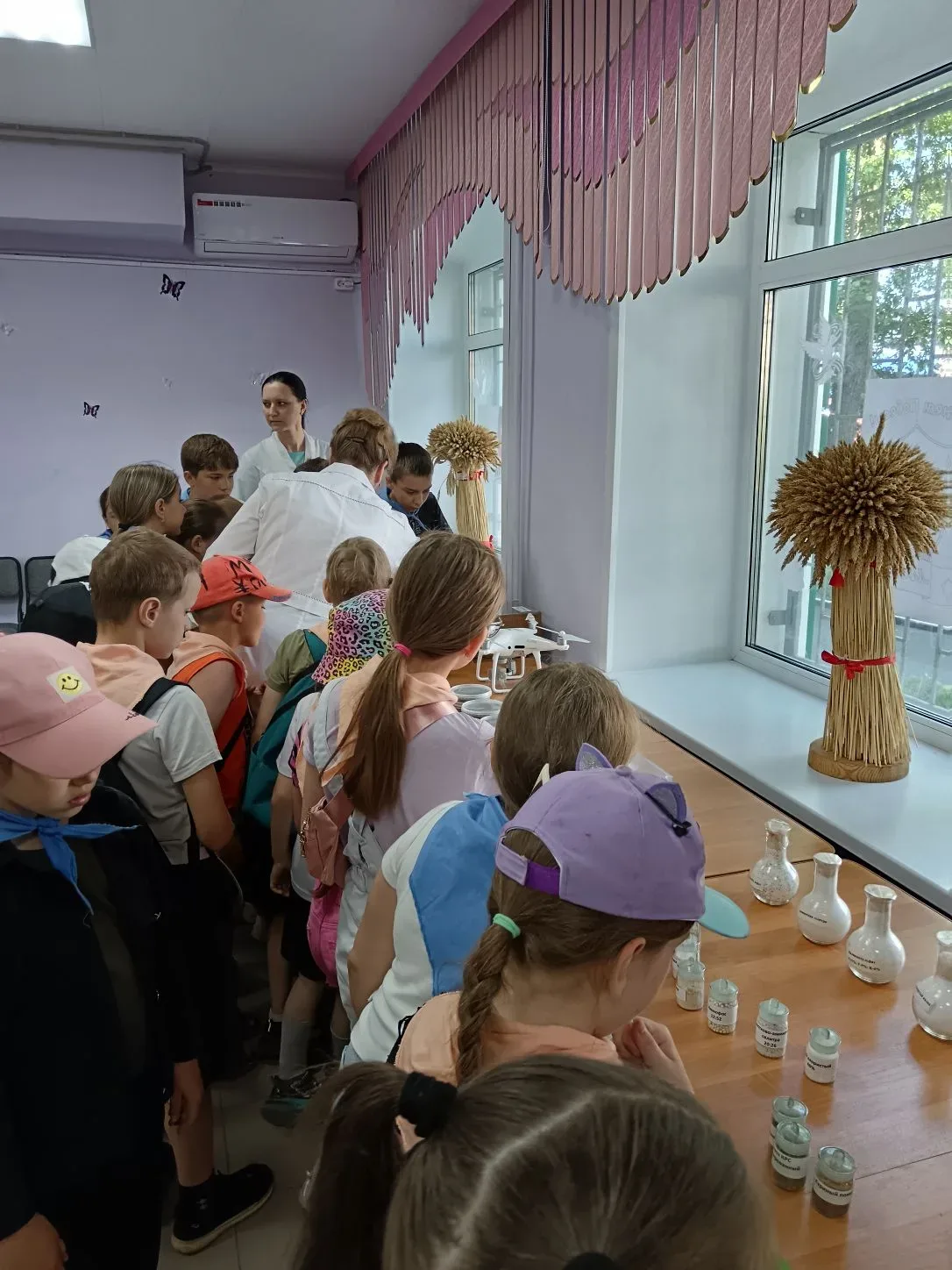 11 июня прошло в "Улыбке" плодотворно и ярко!

     1 и 2 отряды отправились на станцию агрохимическ