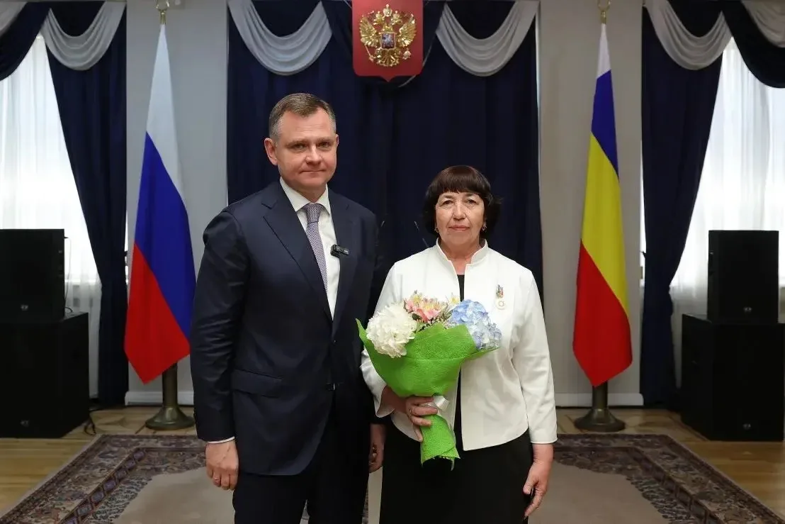 Детям нужно тепло сердец. ❤️

В преддверии Дня России губернатор Ростовской области Юрий Борисович С