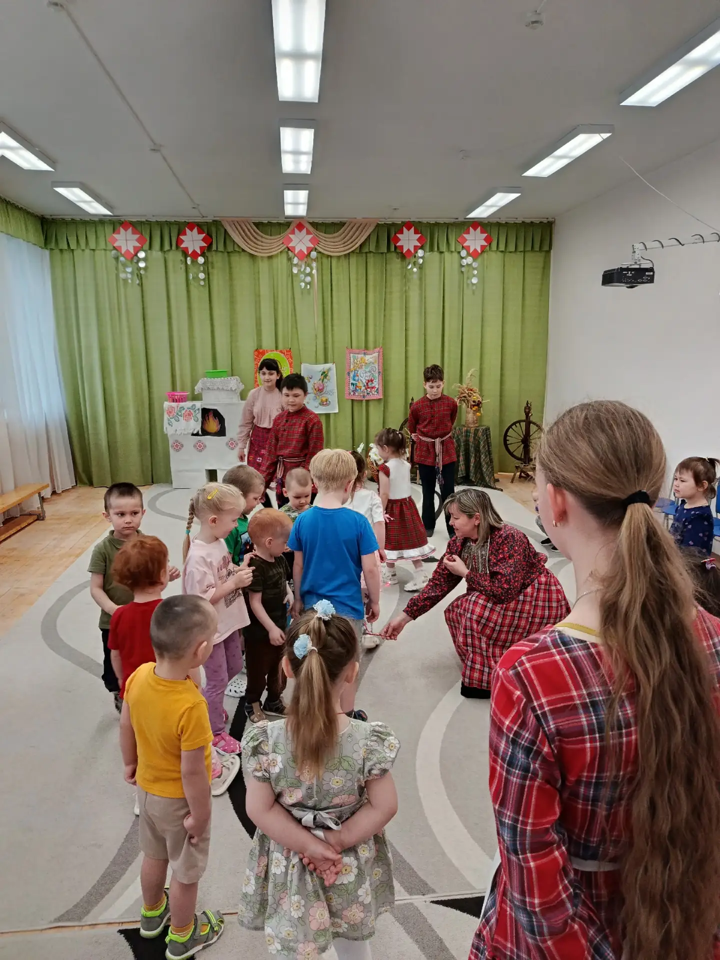 Весёлый пасхальный день в детском саду

Каждый год в нашем детском саду проходит праздник Пасхи — яр