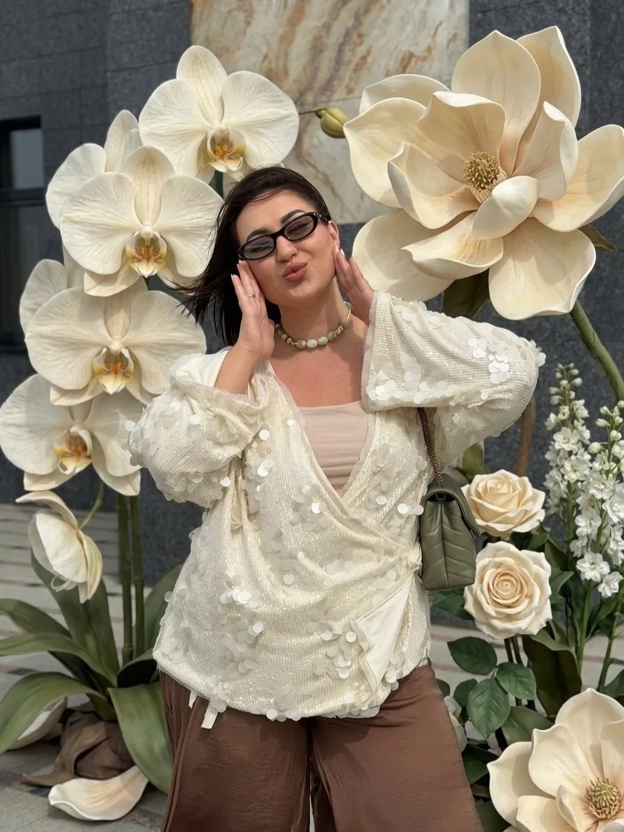 Лето - наш личный сад. 🌸
В каждом его дне мы можем цвести, сиять и быть собой.
Только иногда за заб