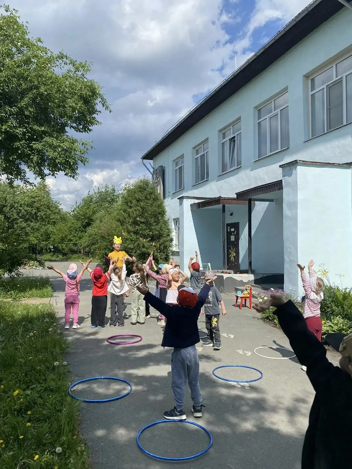 ☀️ Нектаринки и Землянички — по следам Солнечного зайчика!

Сегодня в садике — настоящий командный к