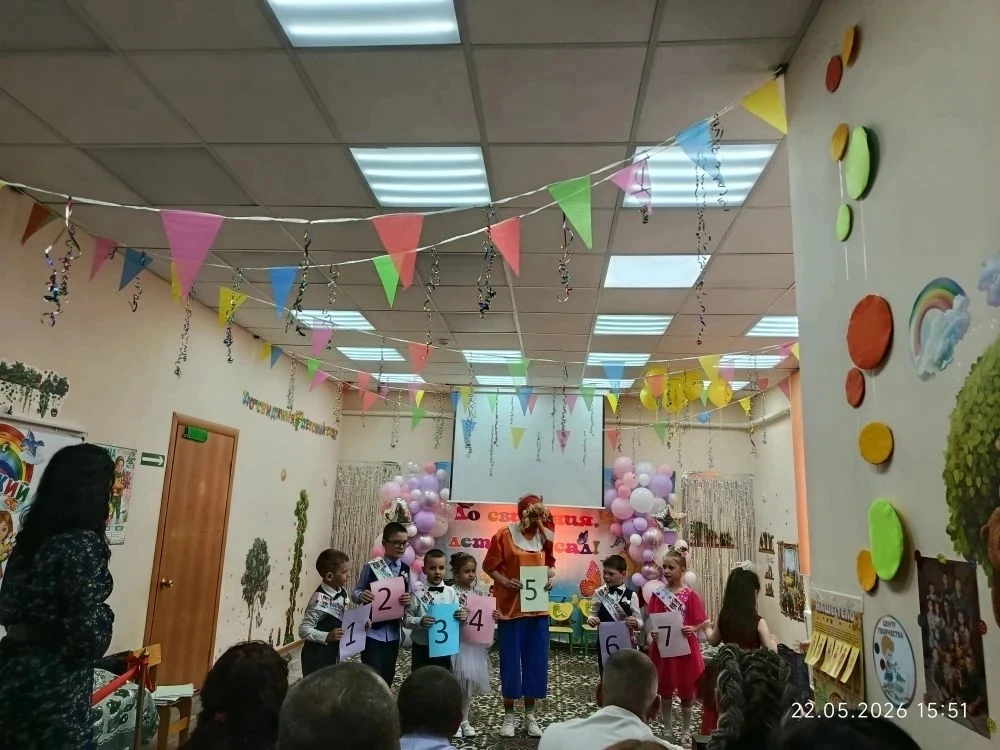 Вот и закончилось дошкольное детство! Ежегодно наш детский сад "Солнышко" выпускает свои лучики,  св