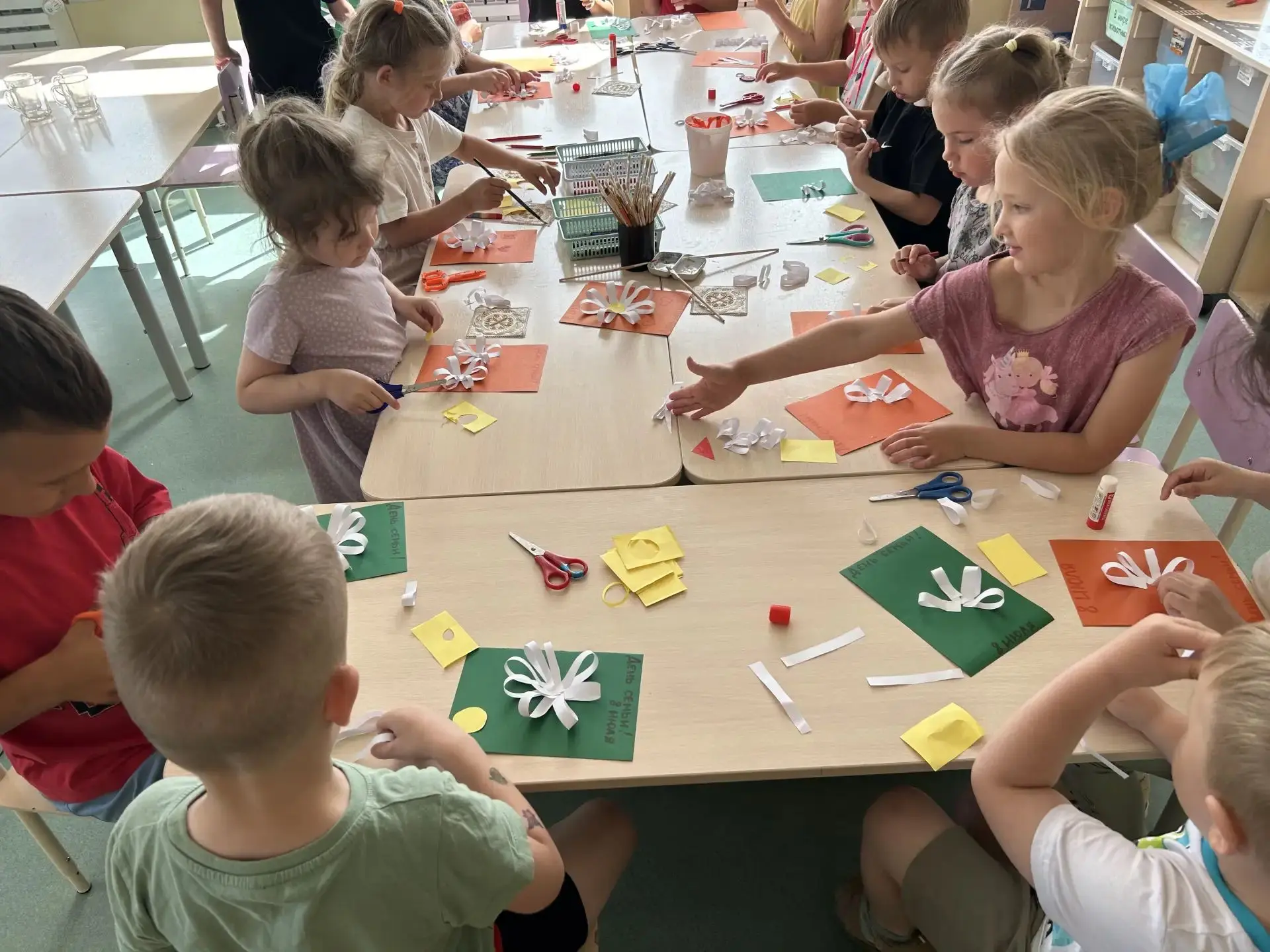 Ромашковое счастье в нашем саду 🌼

Сегодня в нашем детском саду было особенно тепло и светло, ведь 